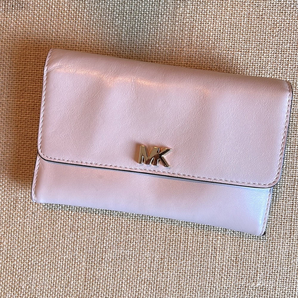 Micheal Kors light pink wallet